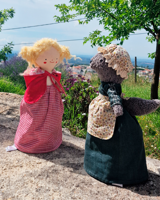 Boneca Reversível: Capuchinho Vermelho e o Lobo